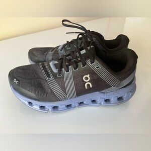 Men’s / Teens size 7.5 on cloud running shoes like new condition worn twice